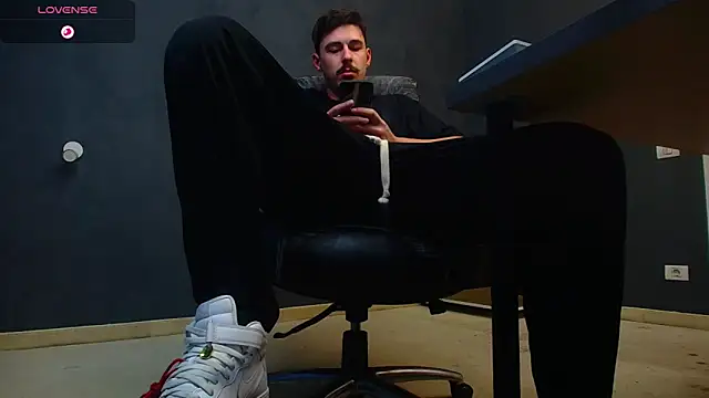 Snapshot of EnzoRace chatting on 10-29-25, 05:53 EnzoRace online show from 10-29-25, 05:53