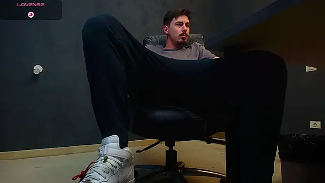 Snapshot of EnzoRace chatting on 10-30-25, 06:15 EnzoRace online show from 10-30-25, 06:15