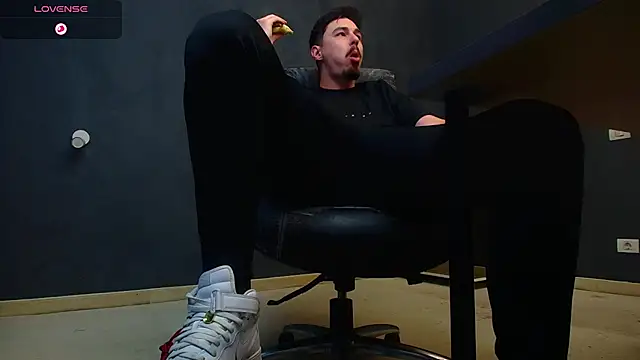 Snapshot of EnzoRace chatting on 10-31-25, 06:47 EnzoRace online show from 10-31-25, 06:47