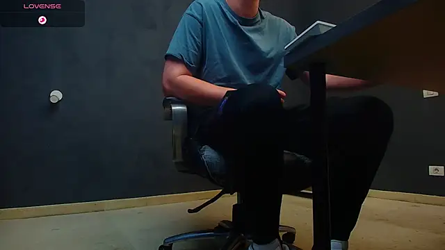 Snapshot of EnzoRace chatting on 11-01-25, 05:53 EnzoRace online show from 11-01-25, 05:53