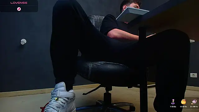 Snapshot of EnzoRace chatting on 11-02-25, 06:38 EnzoRace online show from 11-02-25, 06:38