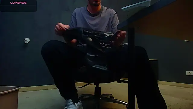 Snapshot of EnzoRace chatting on 11-04-25, 05:50 EnzoRace online show from 11-04-25, 05:50