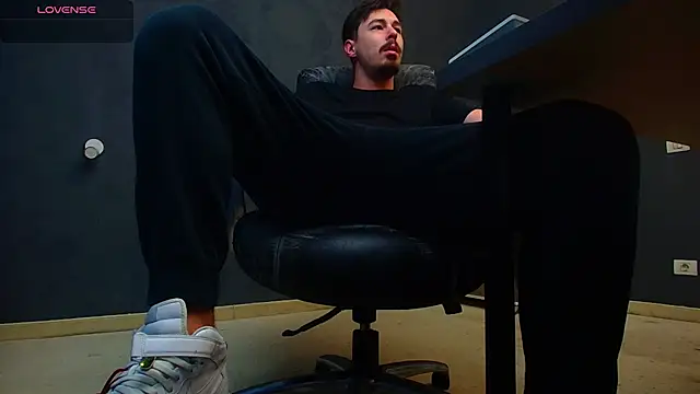 Snapshot of EnzoRace chatting on 11-05-25, 06:02 EnzoRace online show from 11-05-25, 06:02