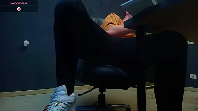 Snapshot of EnzoRace chatting on 11-06-25, 06:03 EnzoRace online show from 11-06-25, 06:03