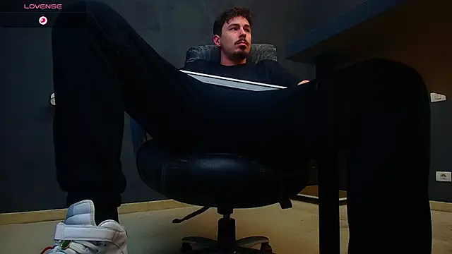 Snapshot of EnzoRace chatting on 11-07-25, 06:02 EnzoRace online show from 11-07-25, 06:02