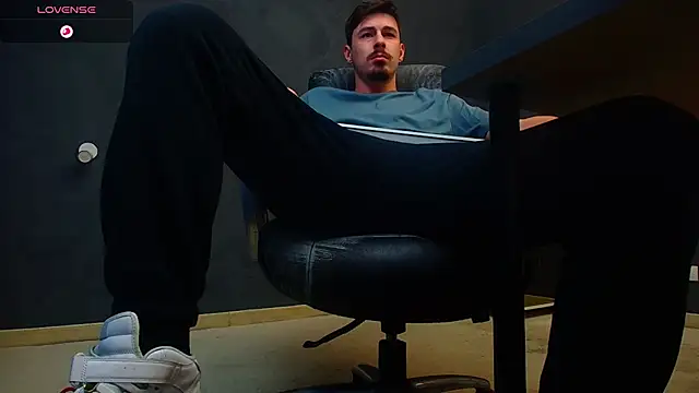 Snapshot of EnzoRace chatting on 11-08-25, 05:51 EnzoRace online show from 11-08-25, 05:51