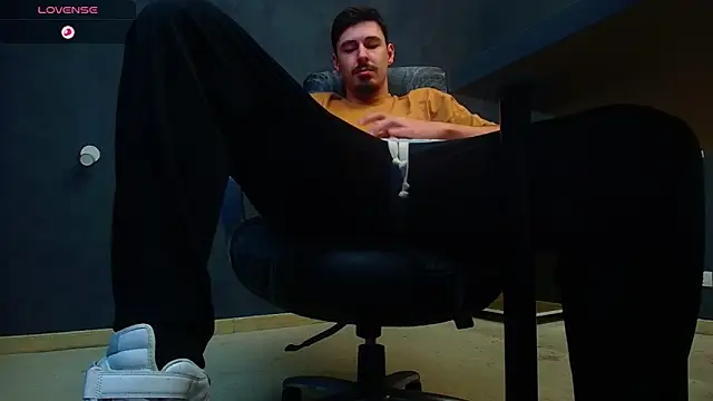 Snapshot of EnzoRace chatting on 11-09-25, 07:17 EnzoRace online show from 11-09-25, 07:17