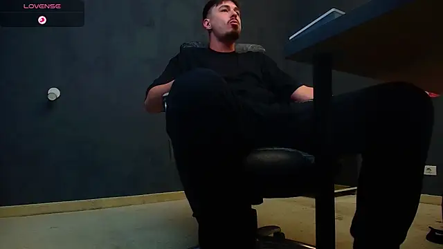 Snapshot of EnzoRace chatting on 11-12-25, 05:30 EnzoRace online show from 11-12-25, 05:30