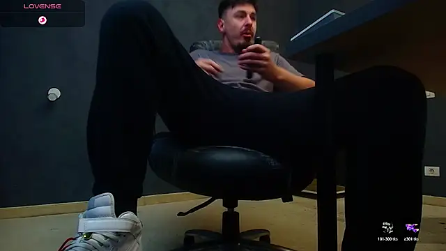 Snapshot of EnzoRace chatting on 11-13-25, 05:39 EnzoRace online show from 11-13-25, 05:39