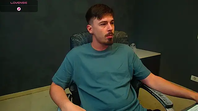 Snapshot of EnzoRace chatting on 11-15-25, 05:49 EnzoRace online show from 11-15-25, 05:49