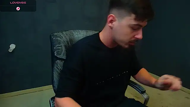 Snapshot of EnzoRace chatting on 11-16-25, 05:46 EnzoRace online show from 11-16-25, 05:46