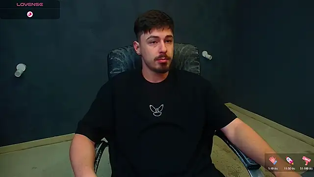 Snapshot of EnzoRace chatting on 11-17-25, 05:35 EnzoRace online show from 11-17-25, 05:35