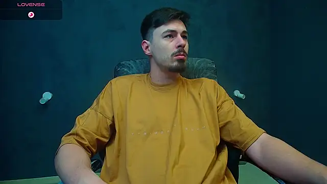 Snapshot of EnzoRace chatting on 11-18-25, 05:34 EnzoRace online show from 11-18-25, 05:34