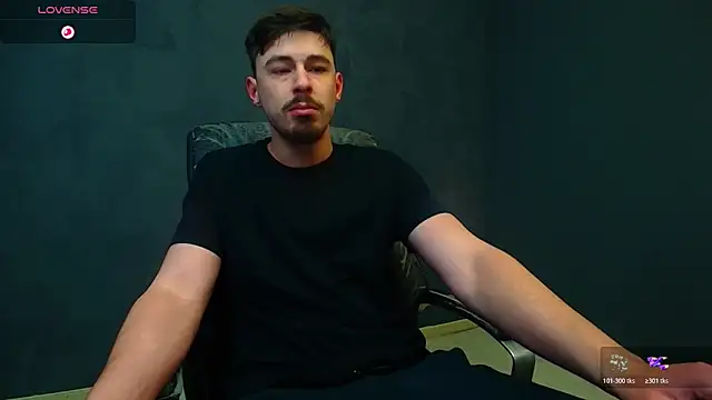 Snapshot of EnzoRace chatting on 11-19-25, 05:40 EnzoRace online show from 11-19-25, 05:40