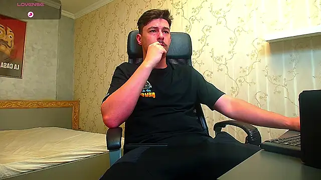 Snapshot of EnzoRace chatting on 11-21-25, 05:50 EnzoRace online show from 11-21-25, 05:50