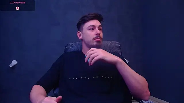 Snapshot of EnzoRace chatting on 11-22-25, 05:39 EnzoRace online show from 11-22-25, 05:39