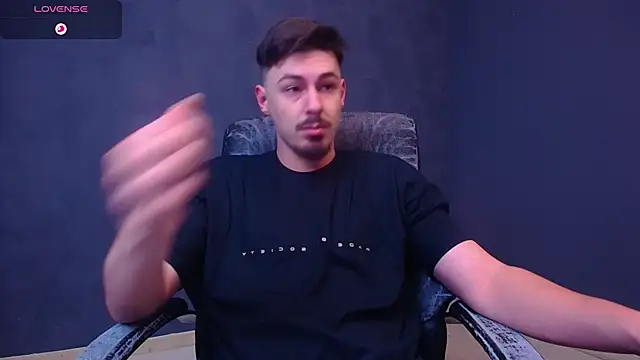 Snapshot of EnzoRace chatting on 11-25-25, 05:40 EnzoRace online show from 11-25-25, 05:40