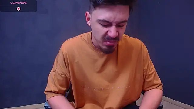 Snapshot of EnzoRace chatting on 11-28-25, 05:43 EnzoRace online show from 11-28-25, 05:43