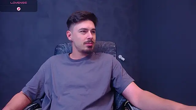 Snapshot of EnzoRace chatting on 11-29-25, 05:54 EnzoRace online show from 11-29-25, 05:54