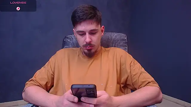 Snapshot of EnzoRace chatting on 12-14-25, 07:58 EnzoRace online show from 12-14-25, 07:58