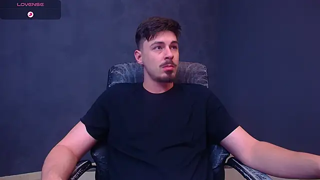 Snapshot of EnzoRace chatting on 12-15-25, 09:02 EnzoRace online show from 12-15-25, 09:02