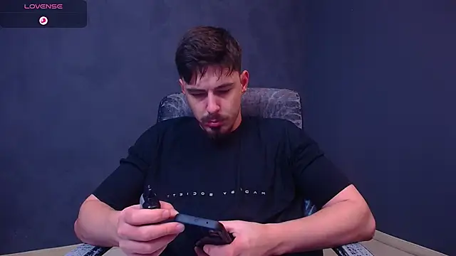 Snapshot of EnzoRace chatting on 12-16-25, 06:07 EnzoRace online show from 12-16-25, 06:07