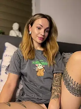 Snapshot of SaraLow chatting on 10-01-25, 01:11 SaraLow online show from 10-01-25, 01:11