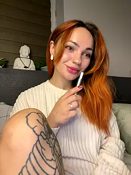 Snapshot of SaraLow chatting on 10-10-25, 01:15 SaraLow online show from 10-10-25, 01:15