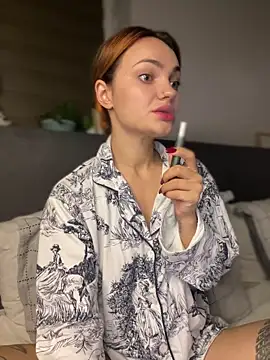 Snapshot of SaraLow chatting on 10-17-25, 01:09 SaraLow online show from 10-17-25, 01:09