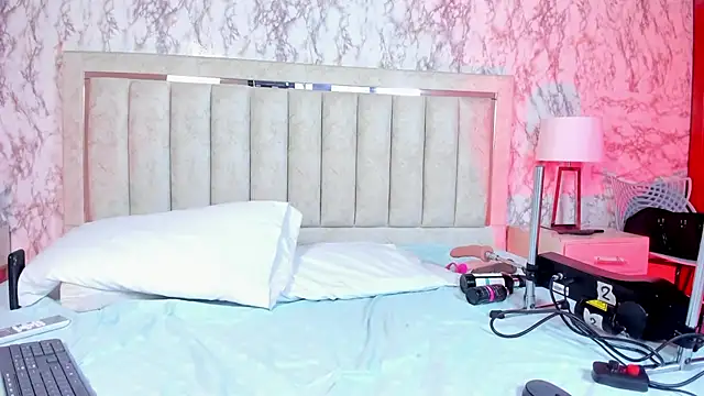 AlaiaMoretti online show from 11-25-25, 01:16