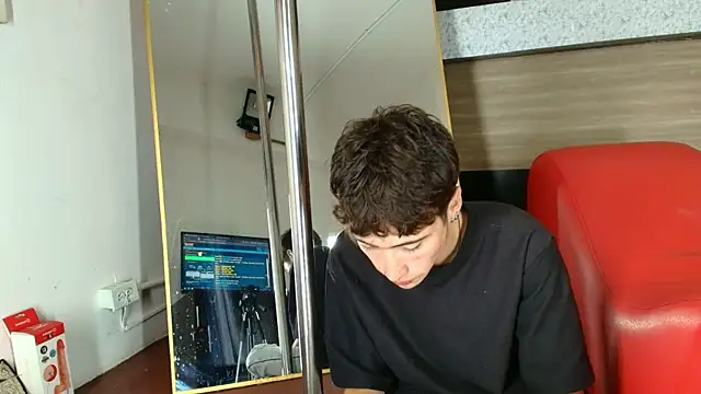 Snapshot of _DantFox_ chatting on 10-08-25, 08:17 DantFox online show from 10-08-25, 08:17