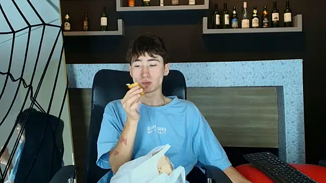 Snapshot of _DantFox_ chatting on 11-05-25, 08:53 DantFox online show from 11-05-25, 08:53