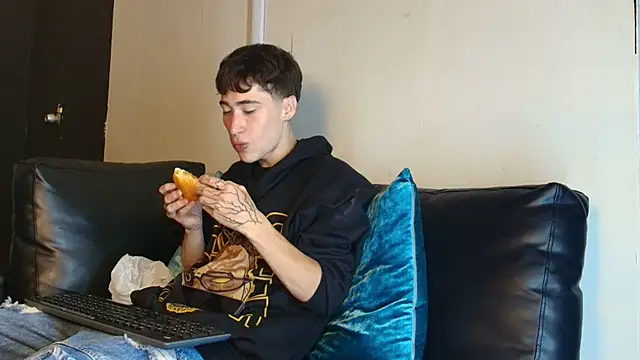 Snapshot of _DantFox_ chatting on 11-25-25, 08:20 DantFox online show from 11-25-25, 08:20