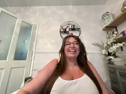 Snapshot of BuxomKitty_BBW chatting on 05-15-26, 02:13 BuxomKitty BBW online show from 05-15-26, 02:13