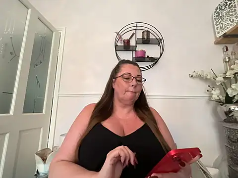 Snapshot of BuxomKitty_BBW chatting on 05-27-26, 04:26 BuxomKitty BBW online show from 05-27-26, 04:26