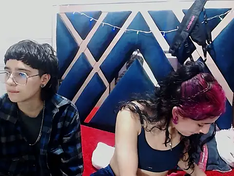 Snapshot of katalinathxandbritney1 chatting on 01-12-26, 12:27 katalinathxandbritney1 online show from 01-12-26, 12:27