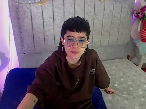 Snapshot of katalinathxandbritney1 chatting on 02-06-26, 07:23 katalinathxandbritney1 online show from 02-06-26, 07:23