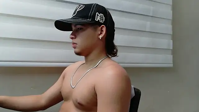 Snapshot of Riky_Strong chatting on 11-14-25, 03:49 Riky Strong online show from 11-14-25, 03:49