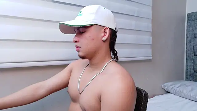 Snapshot of Riky_Strong chatting on 11-18-25, 03:23 Riky Strong online show from 11-18-25, 03:23