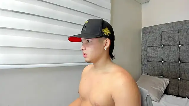 Snapshot of Riky_Strong chatting on 12-21-25, 03:13 Riky Strong online show from 12-21-25, 03:13