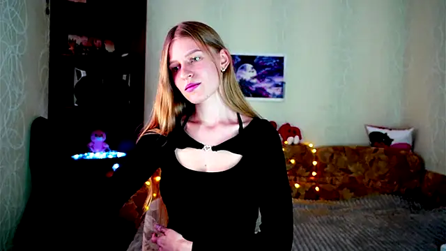 Snapshot of Luntryy chatting on 10-03-25, 10:23 Luntryy online show from 10-03-25, 10:23