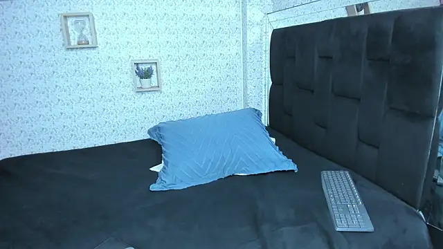 Snapshot of lisa_logan chatting on 11-08-25, 04:01 lisa logan online show from 11-08-25, 04:01