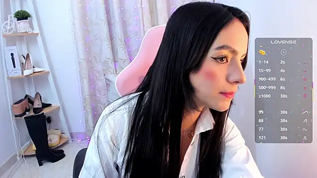 sarah saenz  online show from 10-16-25, 04:02