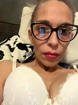 Snapshot of littlesquaw85 chatting on 10-28-25, 03:04 littlesquaw85 online show from 10-28-25, 03:04