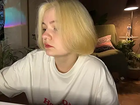 MoonIvy  online show from 04-17-26, 07:06