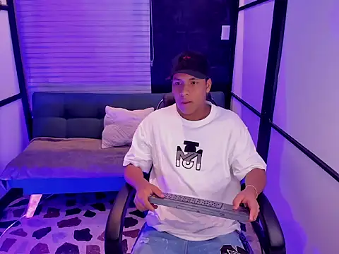 Snapshot of IsaacBlack_ chatting on 10-07-25, 03:58 IsaacBlack online show from 10-07-25, 03:58