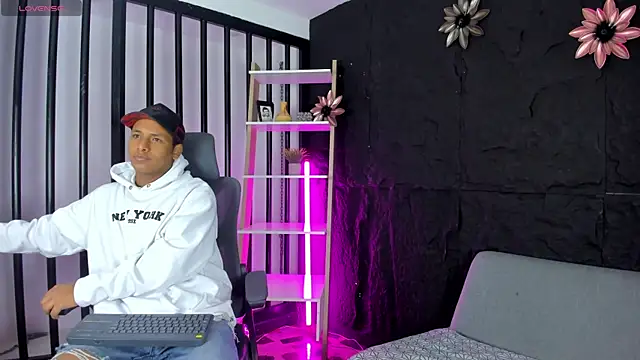 Snapshot of IsaacBlack_ chatting on 10-08-25, 04:10 IsaacBlack online show from 10-08-25, 04:10