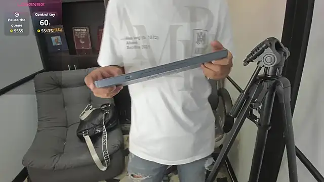 Snapshot of IsaacBlack_ chatting on 10-12-25, 04:11 IsaacBlack online show from 10-12-25, 04:11