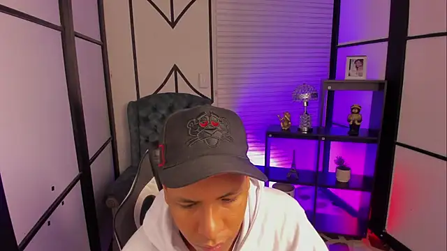 Snapshot of IsaacBlack_ chatting on 10-22-25, 04:24 IsaacBlack online show from 10-22-25, 04:24