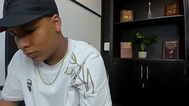 Snapshot of IsaacBlack_ chatting on 10-23-25, 04:23 IsaacBlack online show from 10-23-25, 04:23